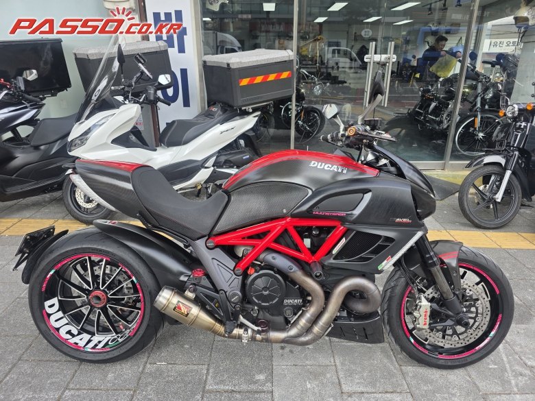 Ducati 디아벨 카본
