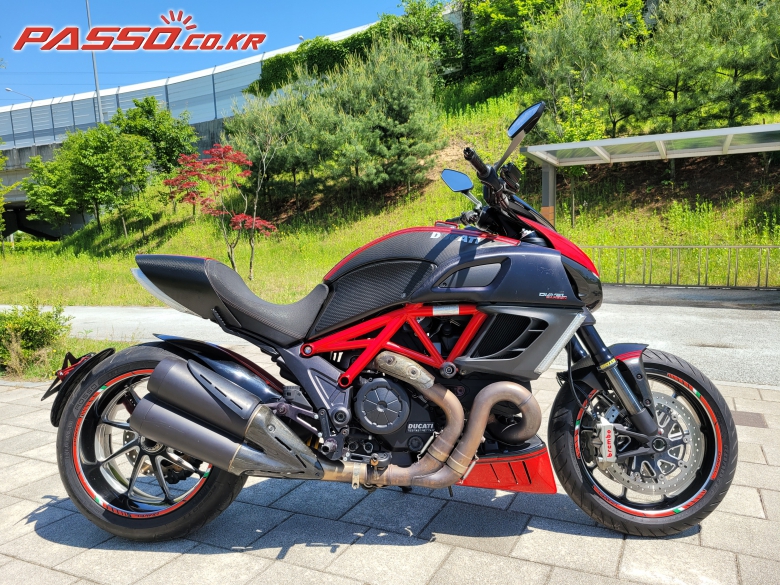 Ducati 디아벨 카본