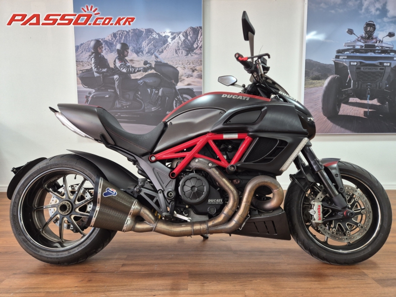 Ducati 디아벨 카본